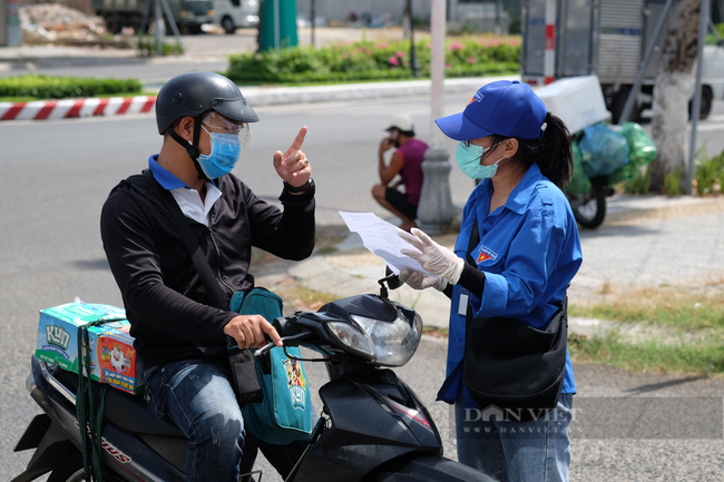 Đà Nẵng: Đội nắng, nhiều giáo viên tham gia hỗ trợ chống Covid-19 - Ảnh 2.