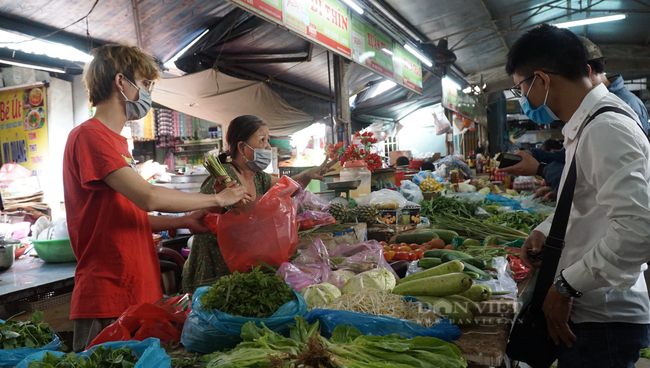 Đà Nẵng: Tiểu thương &quot;chờ khách&quot; trước giờ dừng tất cả hoạt động trong 7 ngày - Ảnh 2.