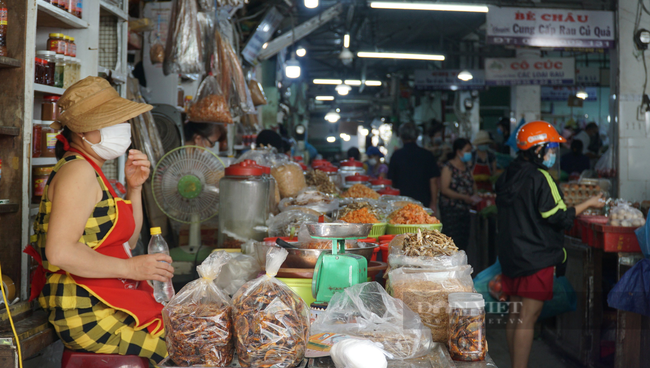 Đà Nẵng: Tiểu thương &quot;chờ khách&quot; trước giờ dừng tất cả hoạt động trong 7 ngày - Ảnh 3.