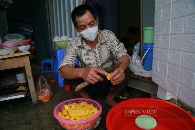 Cuộc sống của người dân lao động thất nghiệp nằm la liệt dưới gầm cầu được mạnh thường quân cho về ở tá túc - Ảnh 8.