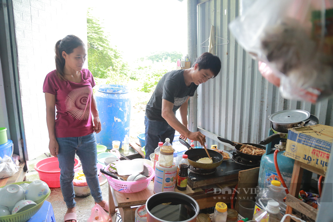 Cuộc sống của người dân lao động thất nghiệp nằm la liệt dưới gầm cầu được mạnh thường quân cho về ở tá túc - Ảnh 9.