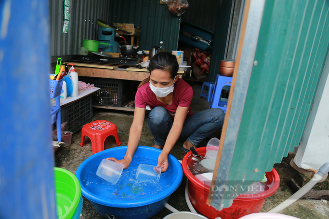 Cuộc sống của người dân lao động thất nghiệp nằm la liệt dưới gầm cầu được mạnh thường quân cho về ở tá túc - Ảnh 12.