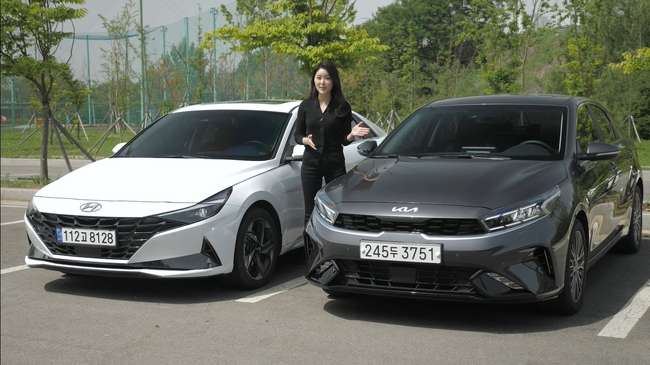 Nữ Youtuber xinh đẹp trải nghiệm Hyundai Elantra 2022 và Kia Cerato 2022, so sánh bất ngờ - Ảnh 2.