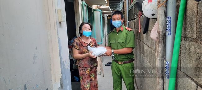 Thượng úy công an trực chốt chống dịch Covid-19 xin từng ký gạo giúp người dân nghèo - Ảnh 1.