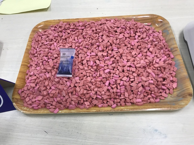 Hơn 30 kg ma tuý được nguỵ trang bỏ trong viên kẹo socola từ Pháp về TP.HCM - Ảnh 3.