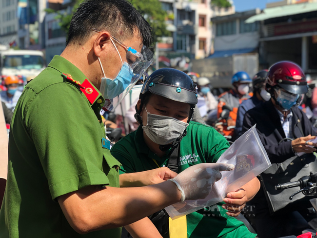 TP.HCM: Phát hiện giấy thông hành giả mạo, giấy đi đường có thời hạn đến &quot;hết dịch&quot; - Ảnh 4.