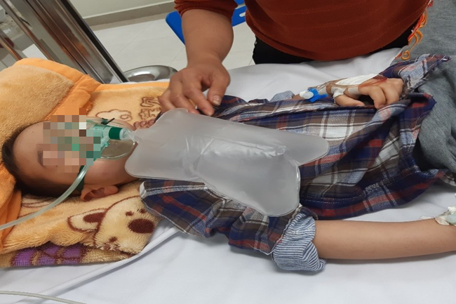 Thái Nguyên cứu sống bé trai 4 tuổi ngộ độc methadol - Ảnh 1.
