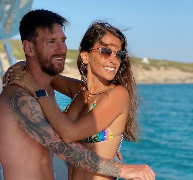 Ăn mừng bán hơn 1 triệu áo đấu, Messi được vợ đẹp &quot;thưởng nóng&quot; - Ảnh 4.
