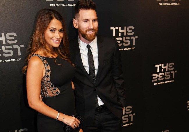Ăn mừng bán hơn 1 triệu áo đấu, Messi được vợ đẹp &quot;thưởng nóng&quot; - Ảnh 8.