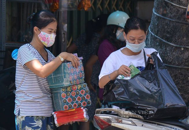 Ảnh: Cảnh khác lạ tại nơi được coi là thủ phủ đồ hàng mã trên phố cổ Hà Nội - Ảnh 4.