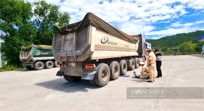 Quảng Bình: Lợi dụng Cảnh sát giao thông chống dịch Covid-19, xe tải cơi nới, chở quá khổ, quá tải - Ảnh 1.