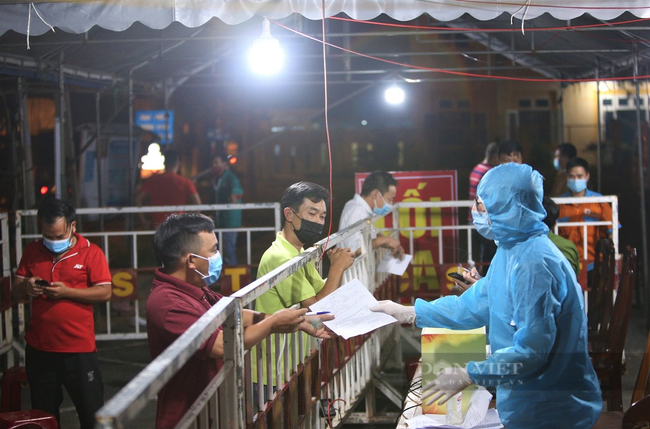 100% người dân ra vào Đà Nẵng đều phải test nhanh kháng nguyên virus SARS-CoV-2 - Ảnh 1.