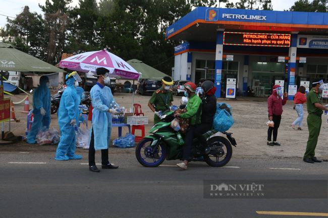 Hàng ngàn người đi xe máy về Tây Nguyên, dân đội mưa hỗ trợ - Ảnh 1.