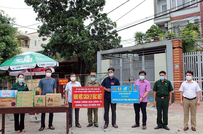 Tặng gà ngon, nấu các suất ăn tiếp sức chốt phòng dịch - Ảnh 1.