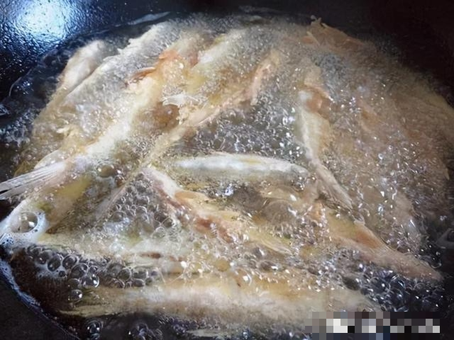 Làm cá nhỏ chiên giòn cho bột mì hay bột năng đầu bếp mách cách khiến cá giòn tan thơm phức