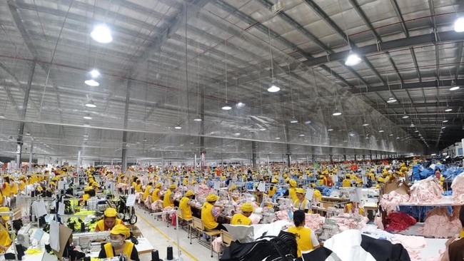 Nghệ An: Hàng nghìn công nhân nhà máy may nghỉ vì lo sợ lây nhiễm Covid-19   - Ảnh 1.
