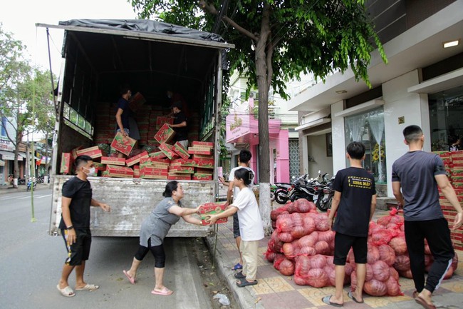 Chuyến xe yêu thương mang tâm tình của người dân Ninh Thuận vào tâm dịch TP.HCM - Ảnh 2.