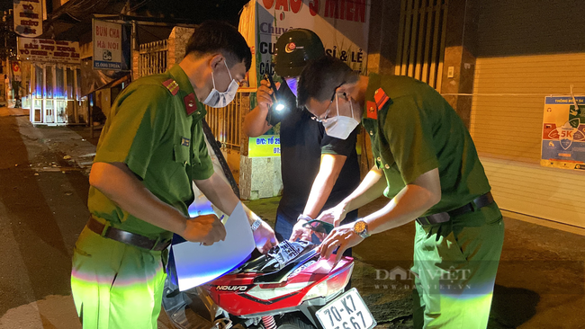 Xuyên đêm cùng lực lượng tuần tra: Ngủ “lố” nên đêm mới lọ mọ đi mua thức ăn - Ảnh 2.