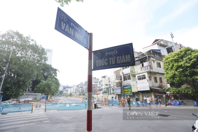 Dựng rào cách ly 21.000 người 2 phường ở trung tâm Hà Nội - Ảnh 1.