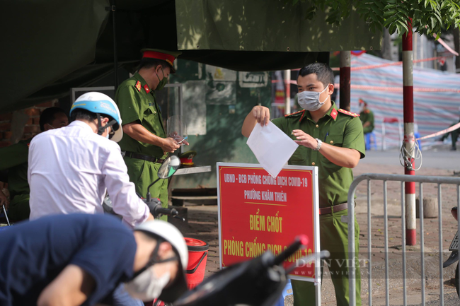 Dựng rào cách ly 21.000 người 2 phường ở trung tâm Hà Nội - Ảnh 7.