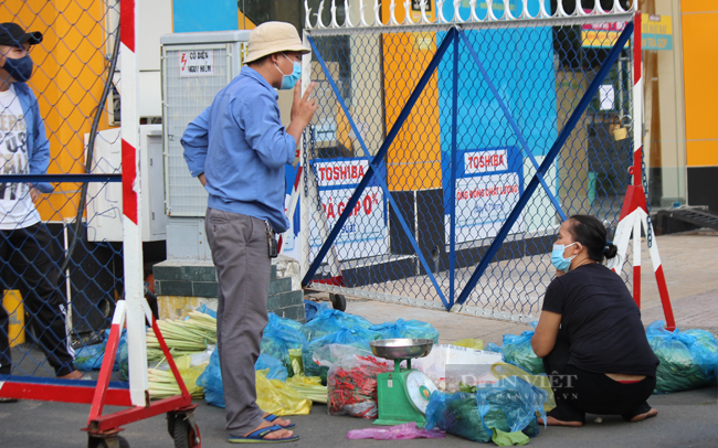 Một điểm bán rau tự phát trên đường Phan Văn Trị, quận Gò Vấp. (Ảnh: Nguyên Vỹ)