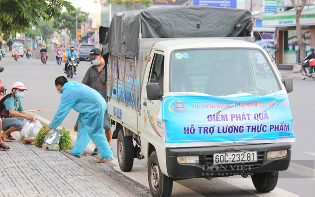 Một xe phát quà thực phẩm do Hội đồng hương tỉnh Thái Bình hỗ trợ người dân TP.HCM. (Ảnh: Nguyên Vỹ)