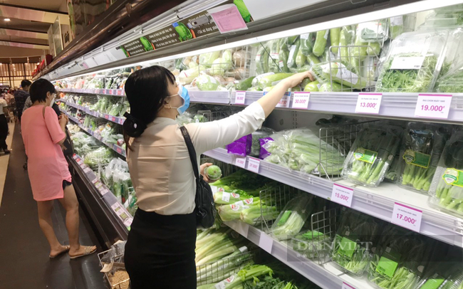 Người dân TP.HCM mua rau tại siêu thị Aeon Mall, Bình Dương (Ảnh: Nguyên Vỹ)