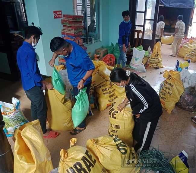 Người dân vùng biên giới Tây Giang băng rừng, vượt suối gửi hàng chục tấn rau củ quả đến người dân Đà Nẵng - Ảnh 2.