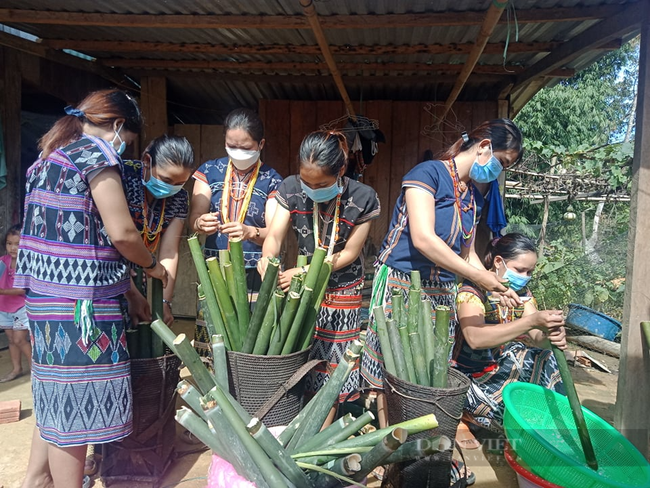 Người dân vùng biên giới Tây Giang băng rừng, vượt suối gửi hàng chục tấn rau củ quả đến người dân Đà Nẵng - Ảnh 3.