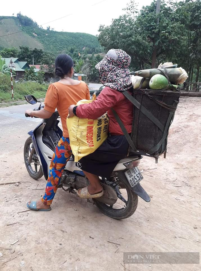 Người dân vùng biên giới Tây Giang băng rừng, vượt suối gửi hàng chục tấn rau củ quả đến người dân Đà Nẵng - Ảnh 4.