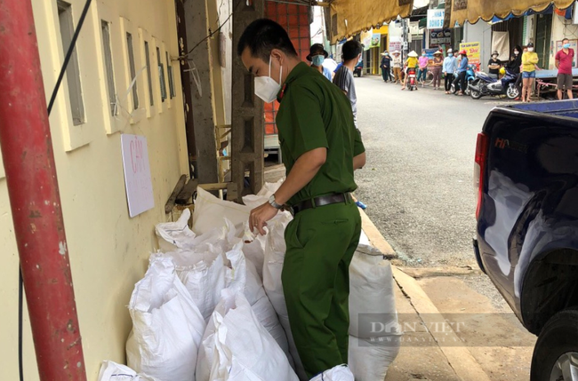 Đồng Nai: Công an trích nhiều ngày lương để hỗ trợ người khó khăn trong đại dịch - Ảnh 1.