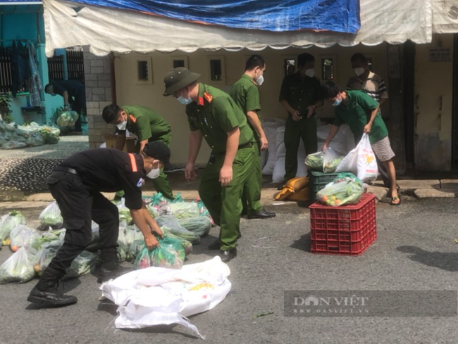 Đồng Nai: Công an trích nhiều ngày lương để hỗ trợ người khó khăn trong đại dịch - Ảnh 6.