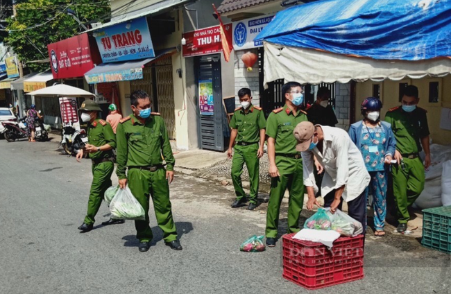 Đồng Nai: Công an trích nhiều ngày lương để hỗ trợ người khó khăn trong đại dịch - Ảnh 9.