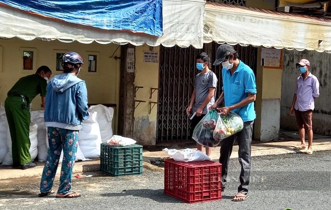 Đồng Nai: Công an trích nhiều ngày lương để hỗ trợ người khó khăn trong đại dịch - Ảnh 10.