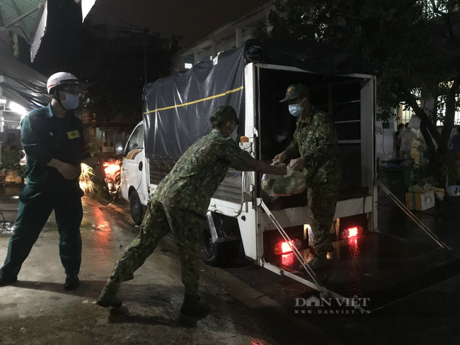 Chùm ảnh: Lực lượng vũ trang đội mưa tặng thực phẩm, quà cho người dân khó khăn giữa lòng Sài Gòn - Ảnh 1.