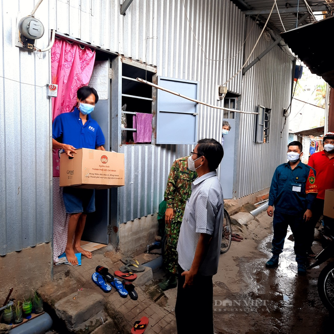 Chùm ảnh: Lực lượng vũ trang đội mưa tặng thực phẩm, quà cho người dân khó khăn giữa lòng Sài Gòn - Ảnh 2.