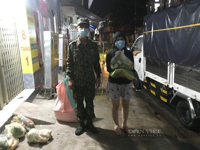 Chùm ảnh: Lực lượng vũ trang đội mưa tặng thực phẩm, quà cho người dân khó khăn giữa lòng Sài Gòn - Ảnh 3.
