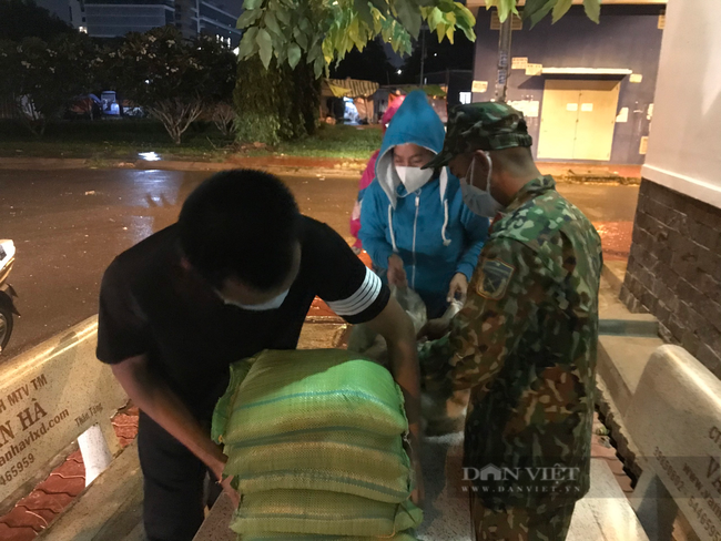 Chùm ảnh: Lực lượng vũ trang đội mưa tặng thực phẩm, quà cho người dân khó khăn giữa lòng Sài Gòn - Ảnh 4.