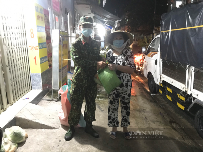Chùm ảnh: Lực lượng vũ trang đội mưa tặng thực phẩm, quà cho người dân khó khăn giữa lòng Sài Gòn - Ảnh 6.