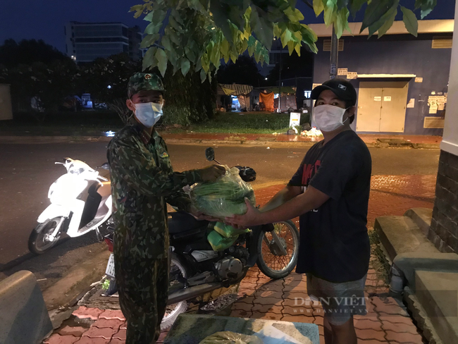Chùm ảnh: Lực lượng vũ trang đội mưa tặng thực phẩm, quà cho người dân khó khăn giữa lòng Sài Gòn - Ảnh 7.