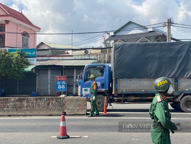 Bộ đội hỗ trợ vận chuyển, đóng gói gạo để đưa đến tận nhà cho người dân ở Bình Dương bị “khoá chặt”  - Ảnh 2.