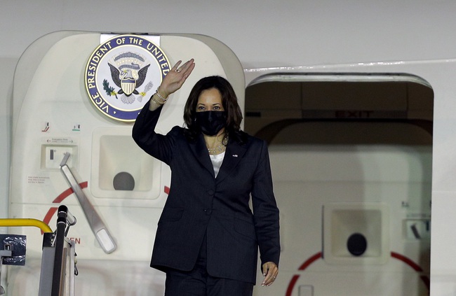 Những hình ảnh đầu tiên Phó Tổng thống Mỹ Kamala Harris tới Hà Nội - Ảnh 1.