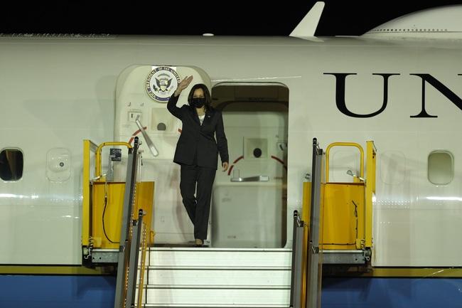 Những hình ảnh đầu tiên Phó Tổng thống Mỹ Kamala Harris tới Hà Nội - Ảnh 2.