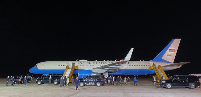 Những hình ảnh đầu tiên Phó Tổng thống Mỹ Kamala Harris tới Hà Nội - Ảnh 3.