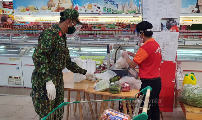 TP.HCM: Đơn hàng đi chợ hộ tăng vọt, siêu thị nói sẽ giảm giá hỗ trợ người dân - Ảnh 1.