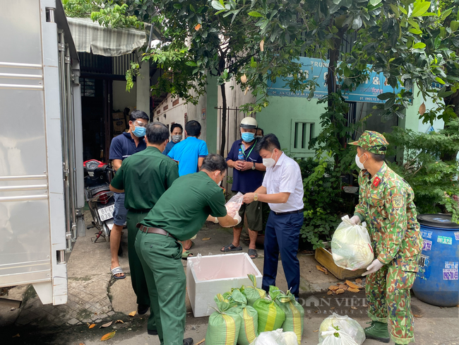 Bình Dương: Chủ tịch TP. Thuận An cùng bộ đội đi tận nhà phát thực phẩm cho người dân khu vực bị “khoá chặt” - Ảnh 2.