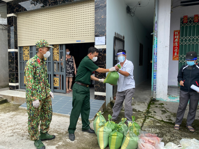 Bình Dương: Chủ tịch TP. Thuận An cùng bộ đội đi tận nhà phát thực phẩm cho người dân khu vực bị “khoá chặt” - Ảnh 3.
