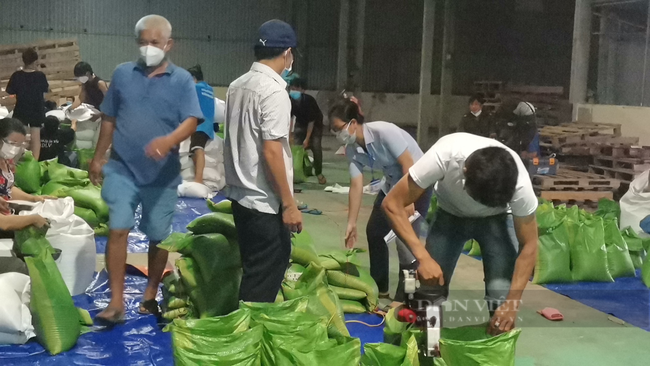 Bình Dương: Chủ tịch TP. Thuận An cùng bộ đội đi tận nhà phát thực phẩm cho người dân khu vực bị “khoá chặt” - Ảnh 6.