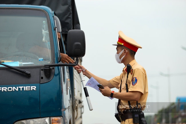 Hà Nội: Yêu cầu các hộ dân ký cam kết không ra ngoài khi không có lý do chính đáng - Ảnh 1.