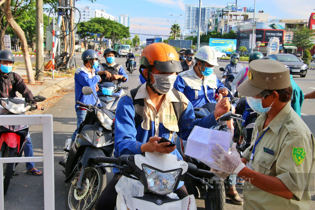 Ảnh: Nhiều người phải quay xe trong thời gian Đà Nẵng cho phép giao ca, đổi nhân lực - Ảnh 1.